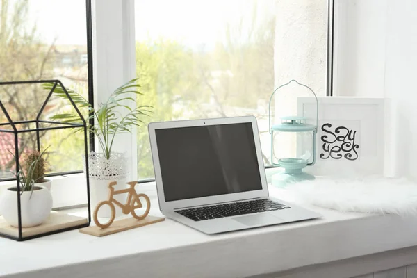 Local de trabalho com laptop no peitoril da janela — Fotografia de Stock