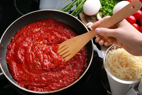 Mujer cocinando huevos — Foto de Stock