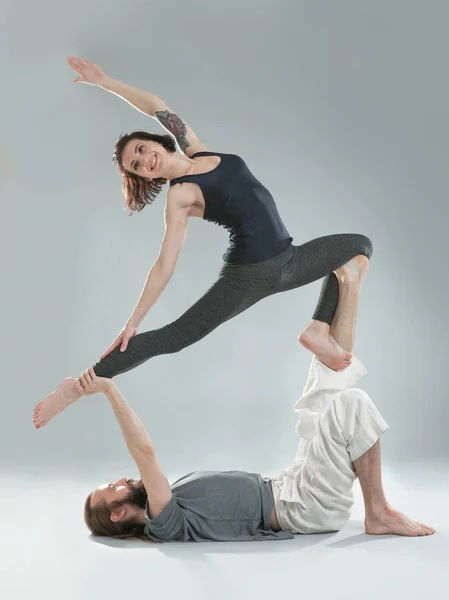 Couple practicing yoga — Stock Photo, Image