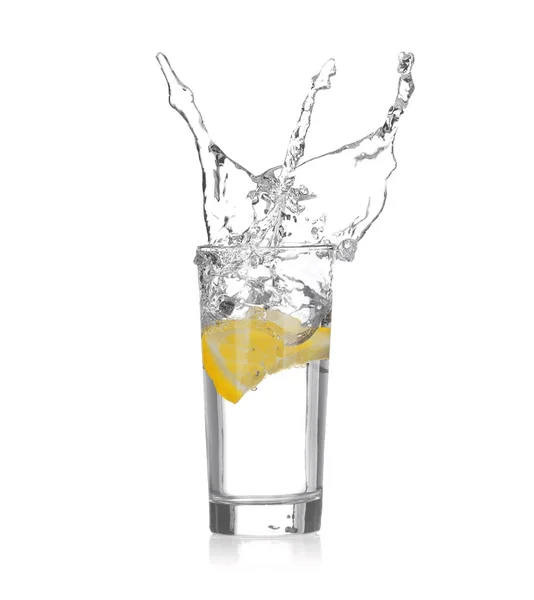 Fetta di limone che cade in vetro con acqua — Foto Stock