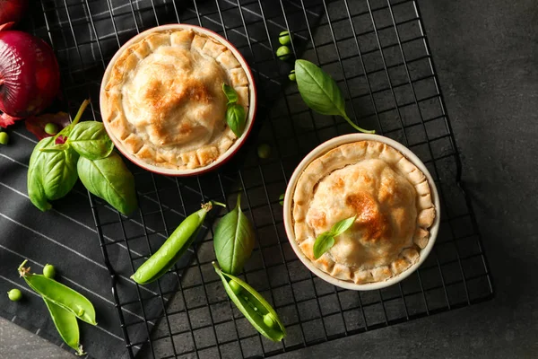 Tasses à pâtisserie avec délicieuse tarte à la dinde — Photo