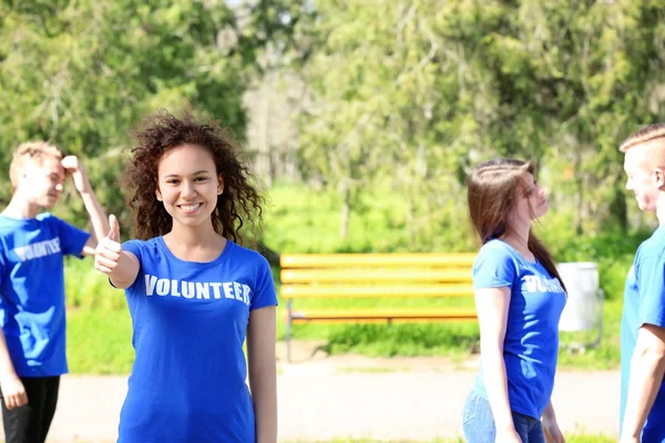 African American volunteer with team outdoors — Stock Photo, Image