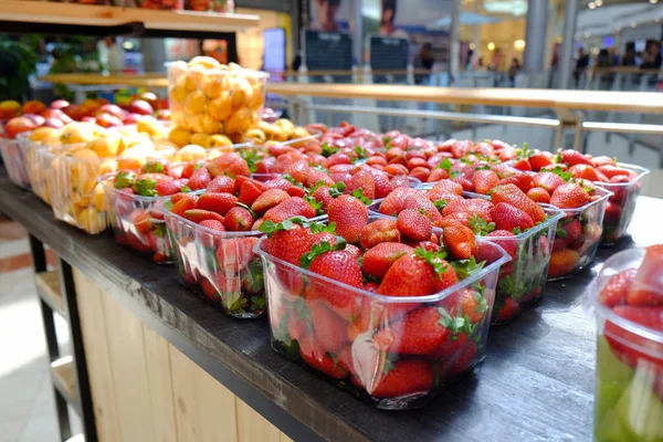 Diferentes frutas en recipientes — Foto de Stock