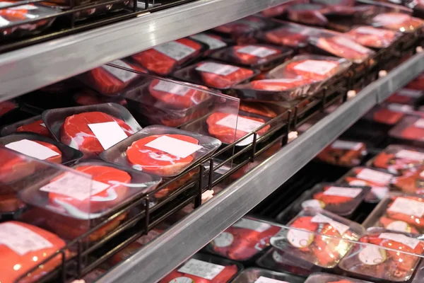 Vers vlees in de supermarkt — Stockfoto
