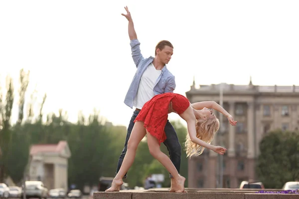 Appassionato coppia danza — Foto Stock