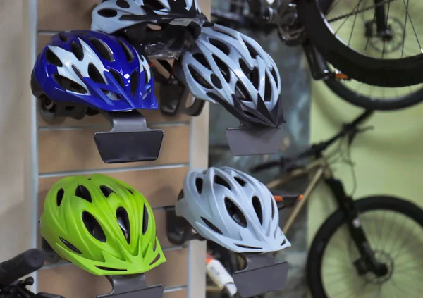 Stand com capacetes na loja de bicicletas — Fotografia de Stock
