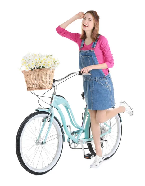 Молодая девушка с велосипедом и корзиной цветов — стоковое фото