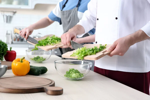 Kuchař dává lekce vaření v kuchyni — Stock fotografie