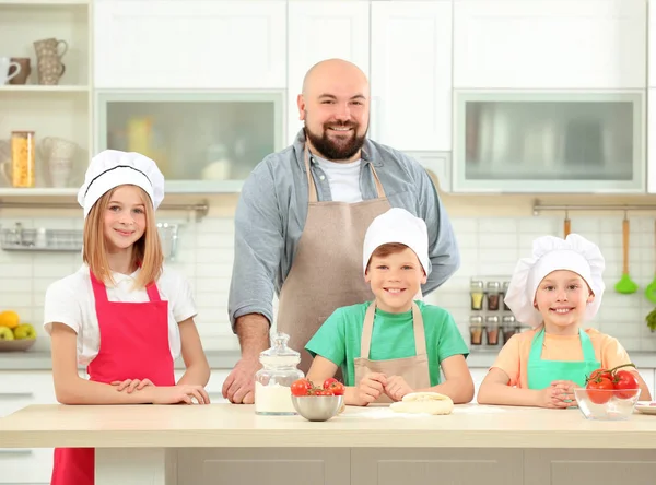 Grupo de niños y profesor en cocina durante las clases de cocina — Foto de Stock