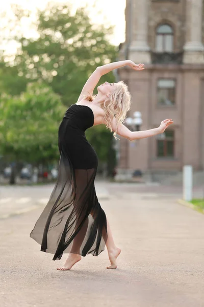 Gepassioneerde vrouw dansen — Stockfoto