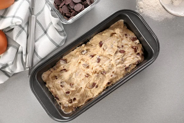 Mutfak masasının üzerinde çiğ hamur formla pişirme