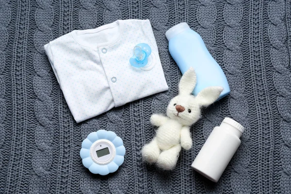Lindos accesorios para bebés sobre fondo gris de punto — Foto de Stock