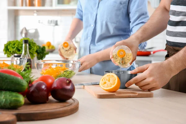 Chef dando lezioni di cucina in cucina — Foto Stock