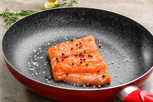 kızartma tavası dilim somon ile 