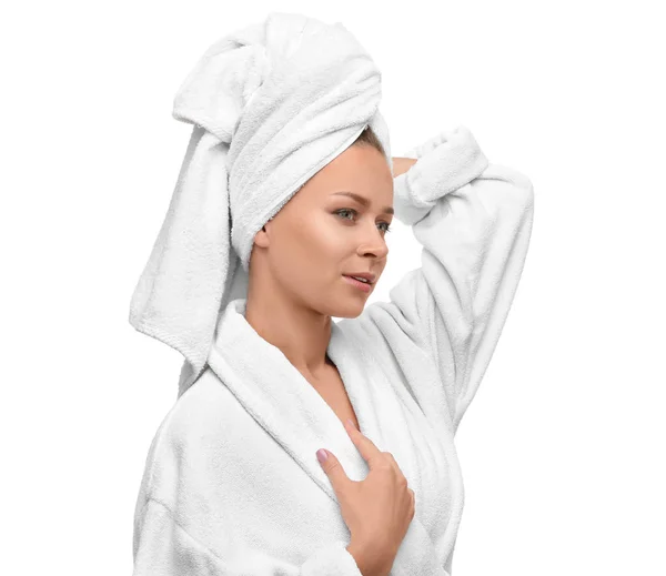 Hermosa mujer joven en albornoz después de la ducha sobre fondo blanco — Foto de Stock