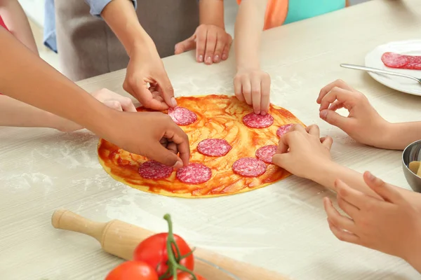 Pizza hazırlık sınıfları pişirme sırasında çocukların grup