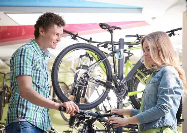 Genç çift Bisiklet dükkânında seçme