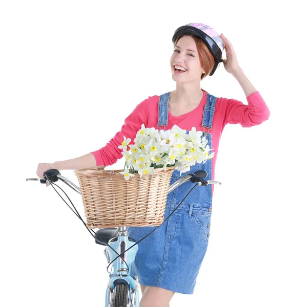 Ung flicka med cykel och korg med blommor — Stockfoto