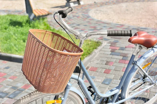 Fahrrad mit Weidenkorb — Stockfoto