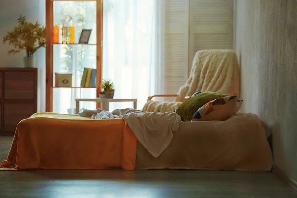 Интерьер современной спальни — стоковое фото