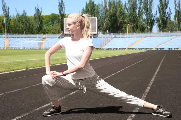 Женщина делает спортивные упражнения для ног — стоковое фото