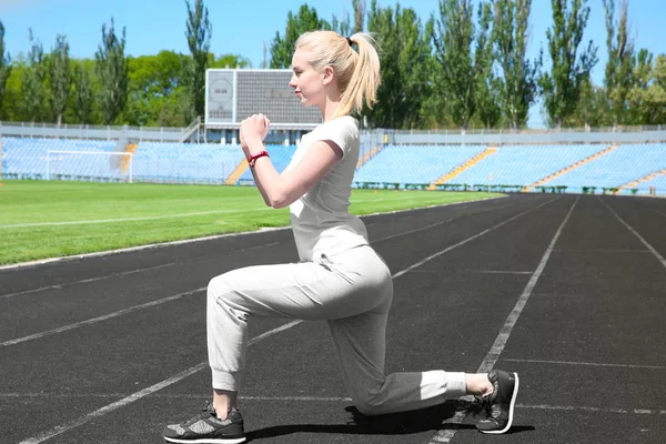 Mujer haciendo ejercicios deportivos para las piernas — Foto de Stock