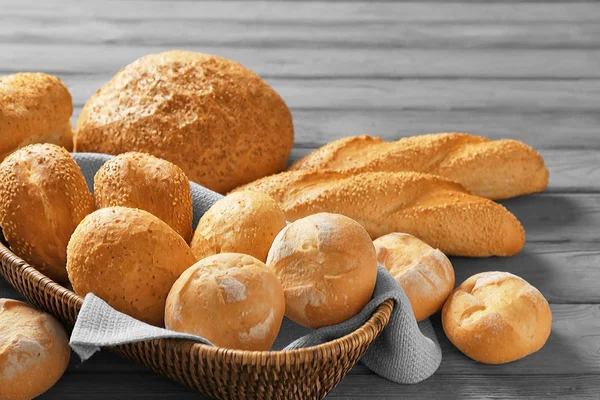 Hasır sepet ve ahşap masa lezzetli ekmek