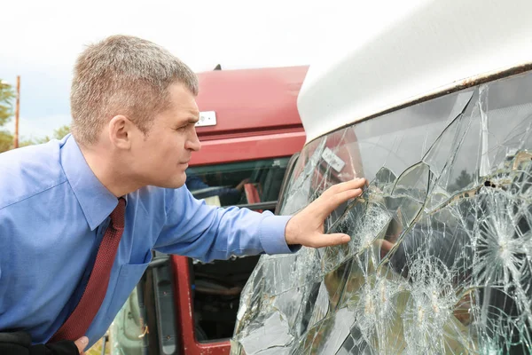 Sigortacı araba kırık ön Cam kazadan sonra kontrol