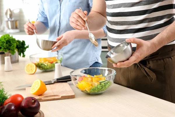 Chef giving cooking classes in kitchen — Stock Photo, Image