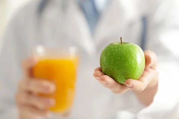 Ernährungswissenschaftlerin hält Apfel in der Hand, — Stockfoto