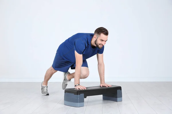 Mann trainiert Beine — Stockfoto