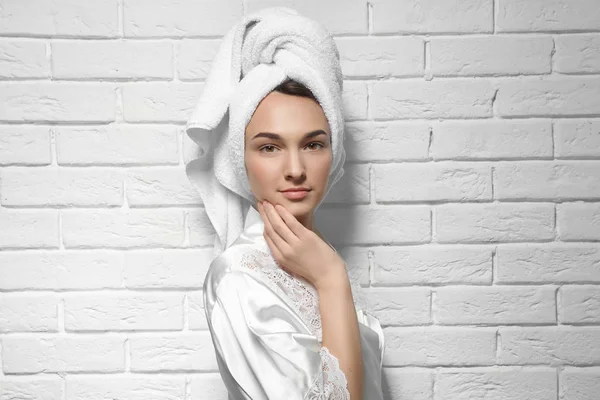 Hermosa joven mujer después de la ducha —  Fotos de Stock