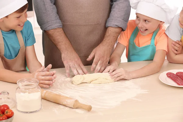 Gruppo di bambini e insegnante in cucina durante le lezioni di cucina — Foto Stock