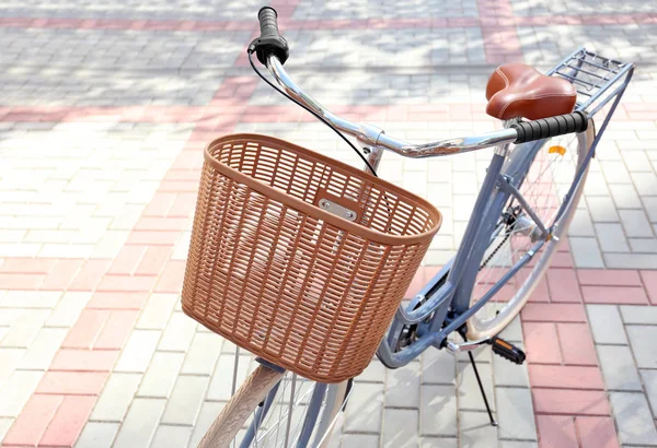 Bicicleta con cesta de mimbre — Foto de Stock