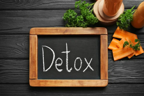 Word Detoks ve havuç güler yüzlü ile küçük kara tahta 