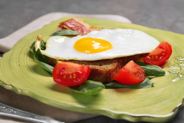 Egg with bread, bacon and tomatoes — Stock Photo, Image