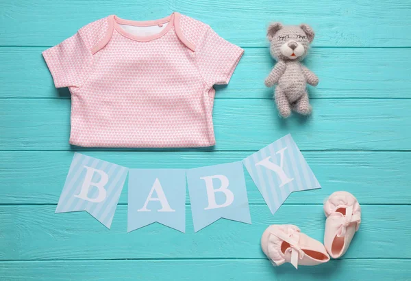 Ahşap arka plan üzerinde bebek aksesuarları ile kompozisyon