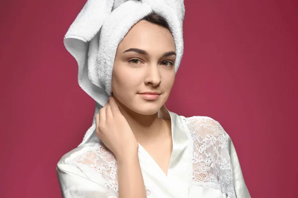 Hermosa joven mujer después de la ducha — Foto de Stock