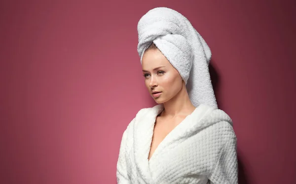 Belle jeune femme après la douche — Photo