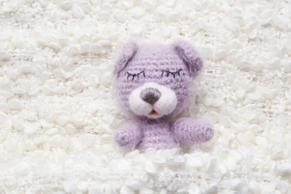 Sevimli ayı beyaz tüylü kumaş zemin üzerine örme