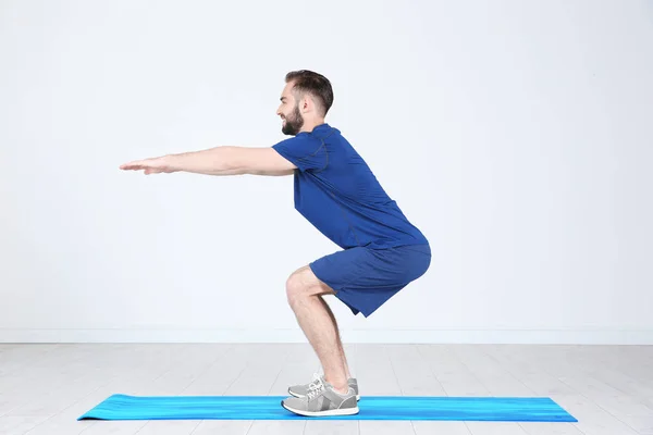 Mann trainiert Beine — Stockfoto