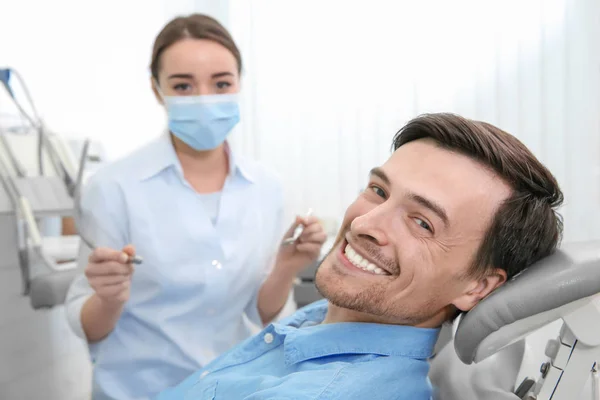 Bonito homem no consultório do dentista. — Fotografia de Stock