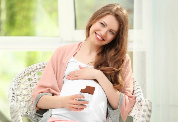 Känslomässiga gravid kvinna — Stockfoto