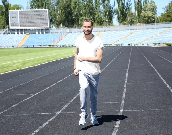 Człowiek działa na stadionie — Zdjęcie stockowe