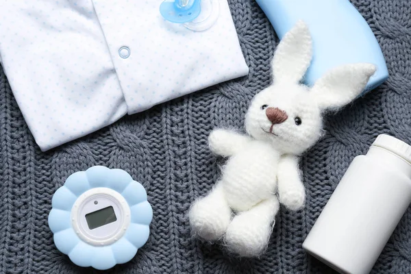 Şirin Bebek aksesuarları gri örgü zemin üzerine