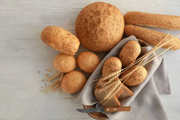 Ahşap masa lezzetli ekmek ile güzel kompozisyon