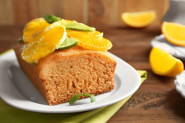 Delicioso pastel en rodajas — Foto de Stock