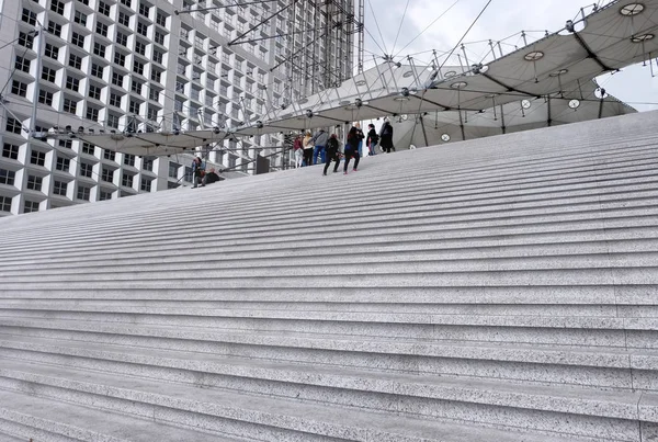 Escaliers menant à un grand bâtiment moderne — Photo