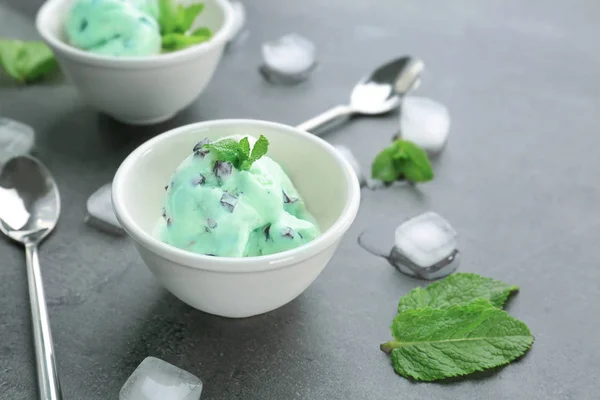 Helado de menta con chispas de chocolate —  Fotos de Stock