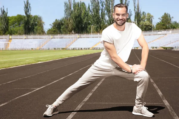 Man doen sport oefeningen voor de benen — Stockfoto